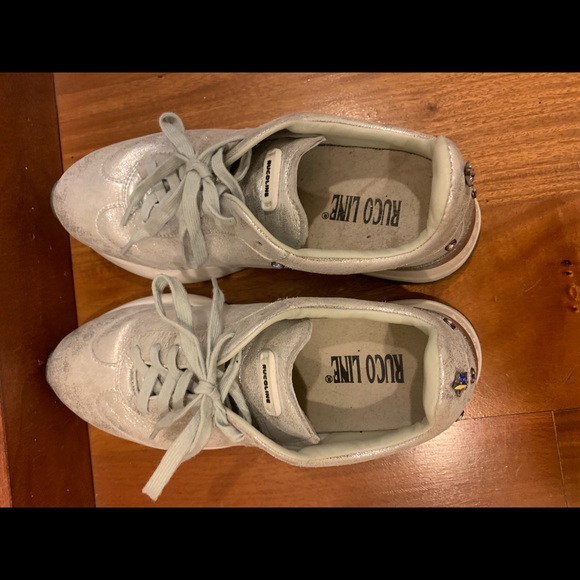 Silver pair of sneakers - Picture 4 of 8